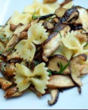 Макароны бантики с жареными грибами