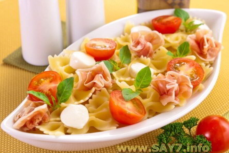 Рецепт макарон с беконом, моцареллой и помидорами