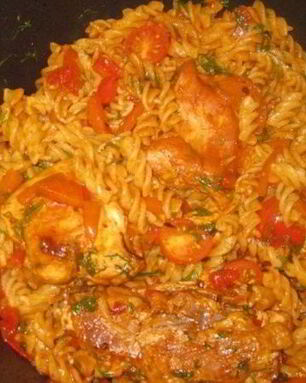 Макароны с курицей в томатном соусе