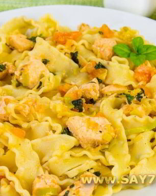 Макароны с семгой и помидорами