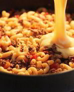 Макароны с сырно-мясным соусом