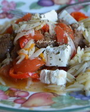 Паста орзо с колбасой, томатами и сладким перцем