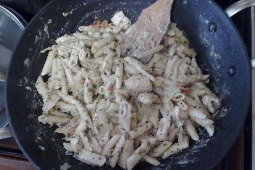 Рецепт пасты пенне с курицей, сыром фета и овощами