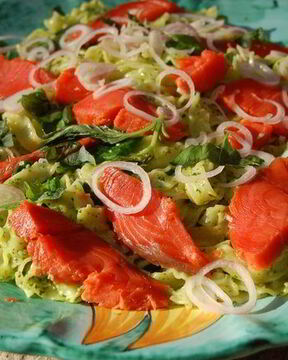 Паста с кетой, шпинатом и соусом песто