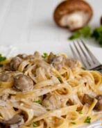 Паста с курицей и грибами в сливочном соусе