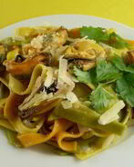 Паста с мидиями, шафраном и белым вином