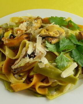 Паста с мидиями, шафраном и белым вином