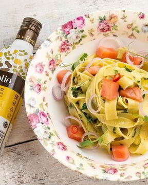 Паста с семгой и соусом песто