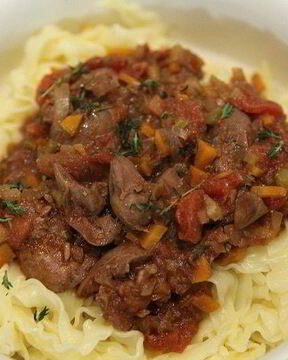 Паста с соусом из куриной печени и помидоров