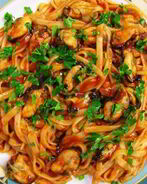 Паста с томатным соусом и мидиями