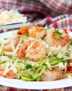 Паста с цукини, креветками и сыром