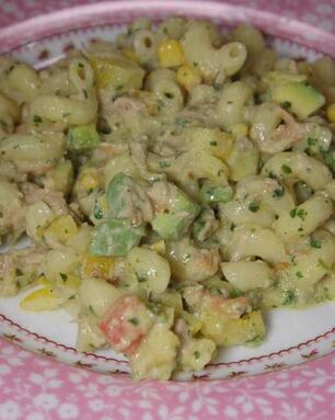 Паста с тунцом, авокадо и сладким перцем