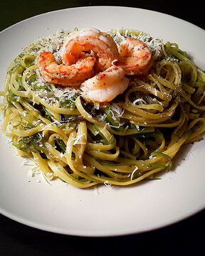 Спагетти и с чукой и креветками