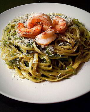 Спагетти и с чукой и креветками