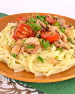 Спагетти с обжаренной курицей и черри