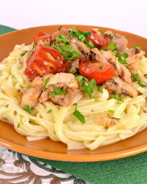 Спагетти с обжаренной курицей и черри