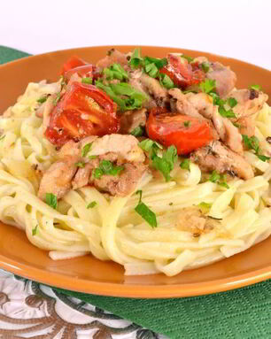 Спагетти с обжаренной курицей и черри