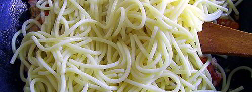 спагетти с тунцом, чоризо и перцем. Шаг 18