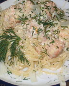 Спагетти в сливочно-сырном соусе с семгой