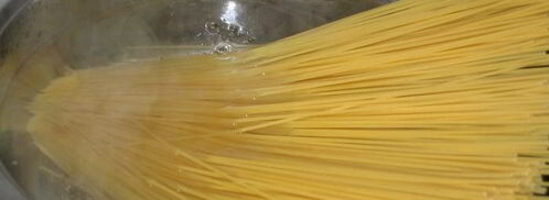 спагетти в сливочно-сырном соусе с семгой. Шаг 10