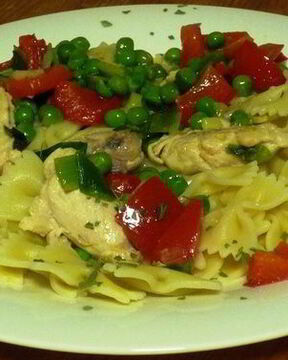 Яркая паста с горошком, перцем и индейкой