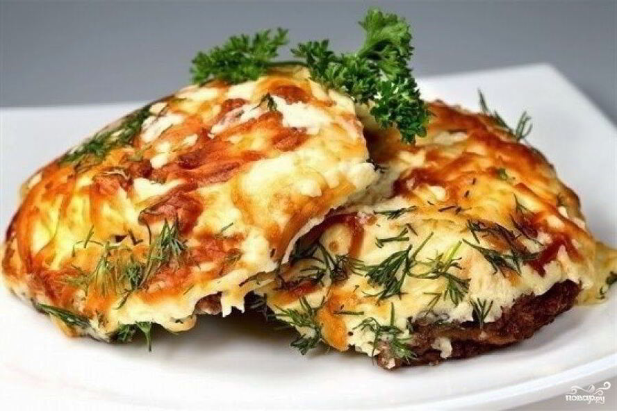 Рецепт мяса по-французски с грибами и помидорами