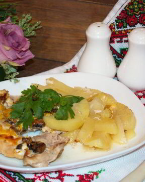 Мясо по-французски в духовке с картошкой