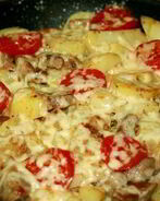 Свинина с картофелем, запеченная под сыром на сковороде по-французски