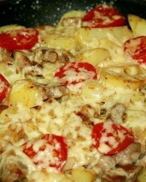 Свинина с картофелем, запеченная под сыром на сковороде по-французски