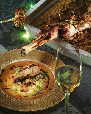 Баранина с розмарином, чесноком, печеной фасолью и перечным соусом