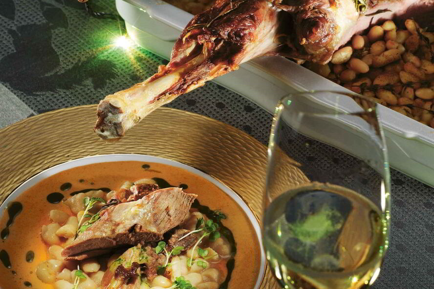 Рецепт баранины с розмарином, чесноком, печеной фасолью и перечным соусом