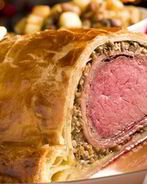 Говядина в слоеном тесте с грибами и паштетом