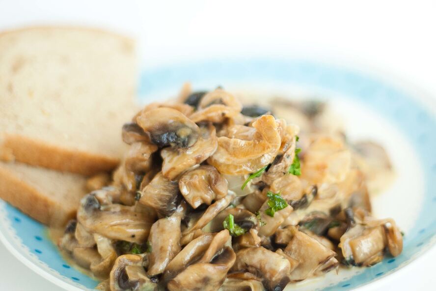 Рецепт куриного филе с грибами в сливочном соусе