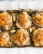 Куриное мясо, запеченное с травами и картофелем