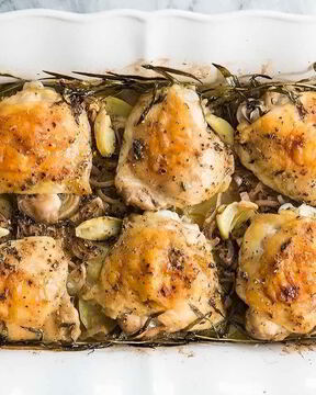 Куриное мясо, запеченное с травами и картофелем