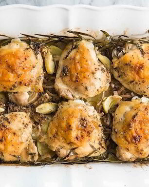 Куриное мясо, запеченное с травами и картофелем