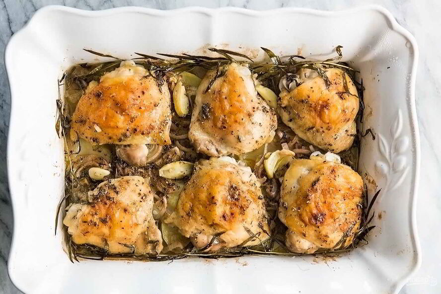 Рецепт куриного мяса, запеченного с травами и картофелем