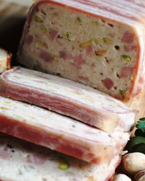 Куриный террин с ветчиной и фисташками