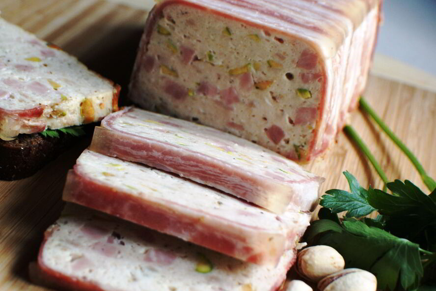 Рецепт куриного террина с ветчиной и фисташками