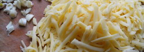 куриные бедрышки фаршированные сыром и чесноком. Шаг 2