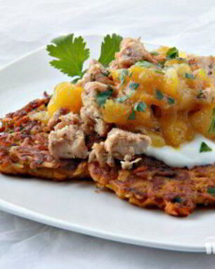 Куриные грудки с картофельными оладьями и чатни