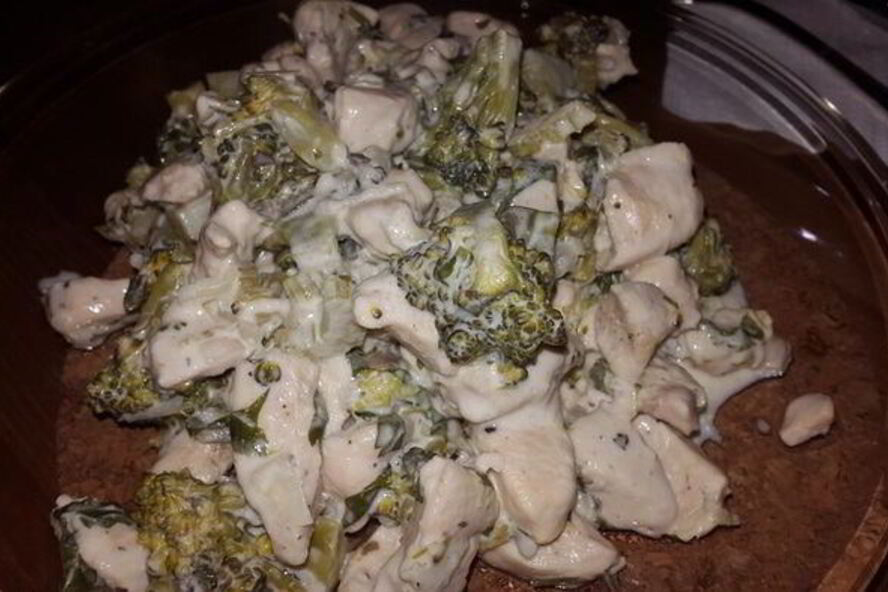 Рецепт курицы с брокколи и сельдереем в соусе из лабне