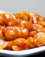 Курица в кисло-сладком соусе со сладким перцем и ананасами