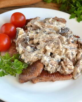 Мясо под грибным соусом