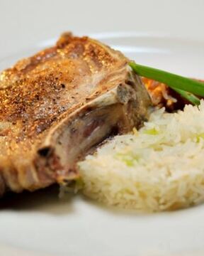 Свинина на косточке с рисом и банановым кетчупом