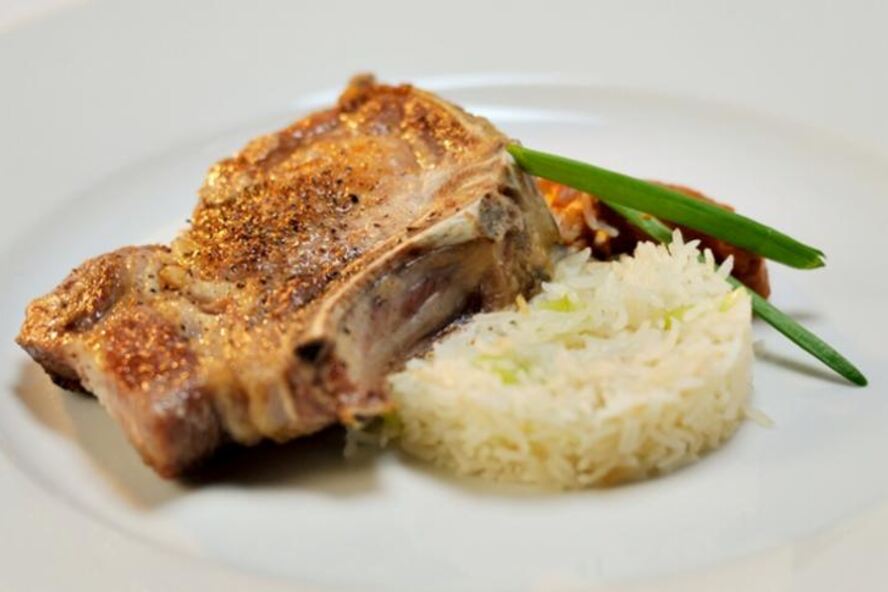 Рецепт свинины на косточке с рисом и банановым кетчупом