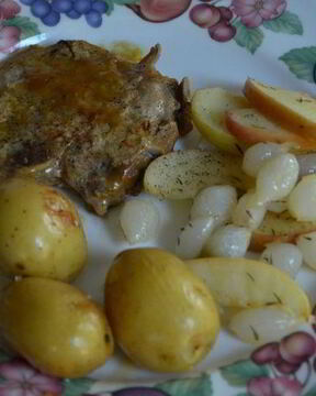 Свиные отбивные с яблоками и луком