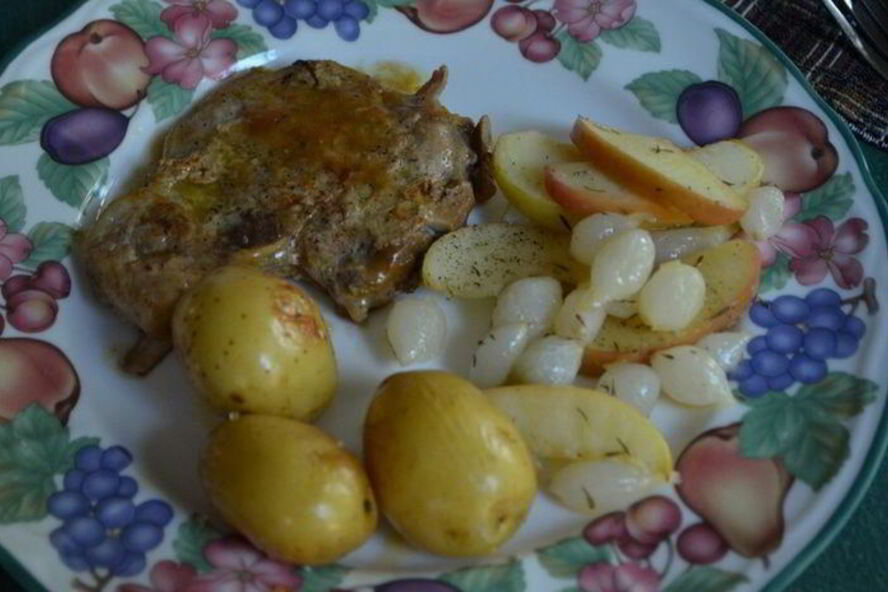 Рецепт свиных отбивных с яблоками и луком