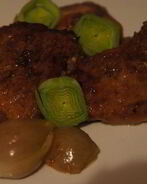 Телятина пряная с луком-шалот