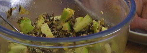 запеченная утка, фаршированная диким рисом и яблоками. Шаг 7